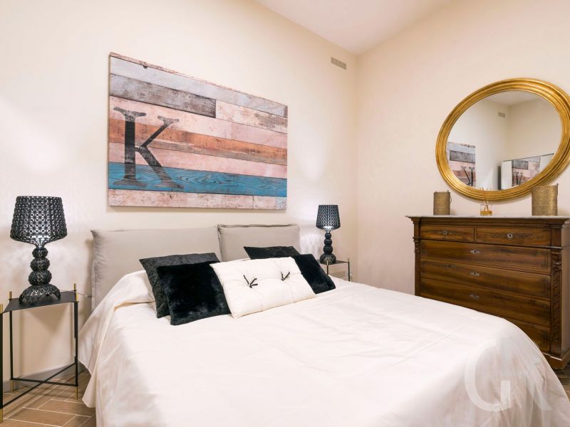 ferienwohnung-dimora-grosses-bett-im-schlafzimmer.jpg