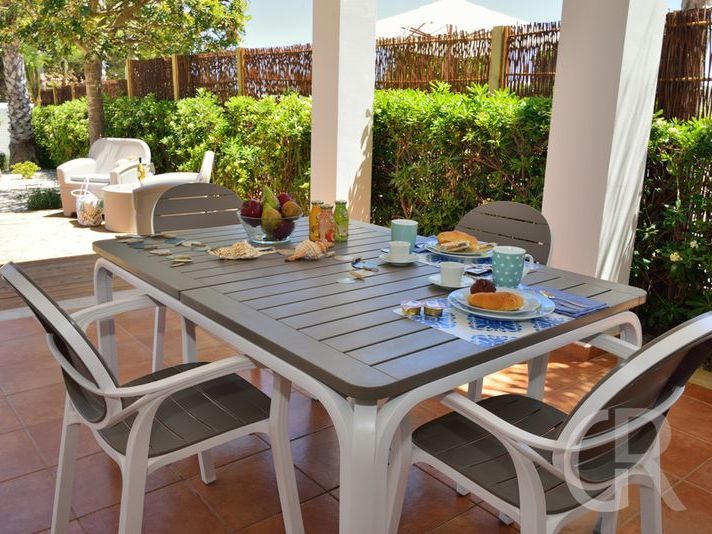 ferienwohnung-euthalia-gedeckter-terrassentisch.jpg