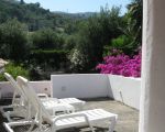 ferienwohnung-la-pagliera-sonnenliegen-auf-der-terrasse.jpg