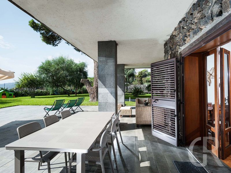 ferienwohnung-lampara-ueberdachte-terrasse.jpg