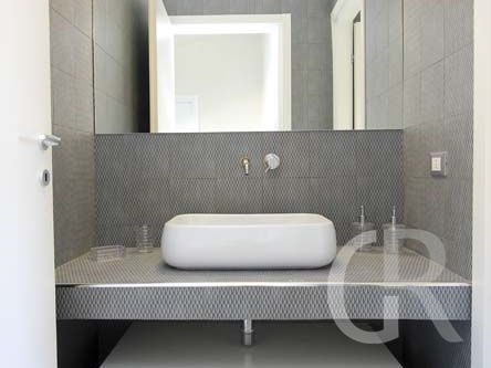 ferienwohnung-pitagora-badezimmer-mit-waschbecken.jpg