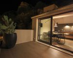 ferienwohnung-platone-blick-von-der-terrasse-in-die-kueche.jpg