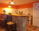 ferienwohnung-silvio-kueche-mit-theke.JPG