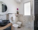 gran-tour-weisses-badezimmer-mit-waschbecken.jpg