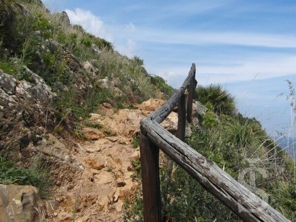 lo-zingaro-steiler-wanderweg-abertolle-aussicht.JPG