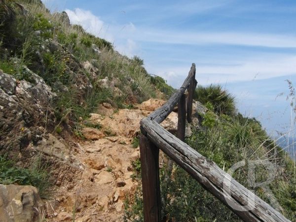 lo-zingaro-steiler-wanderweg-abertolle-aussicht.JPG