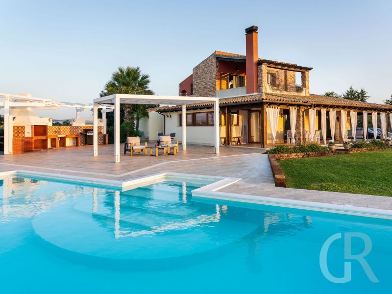 ueberdachte-terrasse-am-pool.jpg