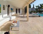 villa-agora-ueberdachte-terrasse.jpg