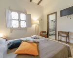 villa-amelia-grosses-doppelbett-im-schlafzimmer.jpg