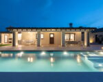 villa-angelina-abendliche-ansicht-vom-pool-zum-haus.jpg