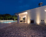 villa-angelina-abendstimmung-am-haus-mit-terrasse-und-pool.jpg