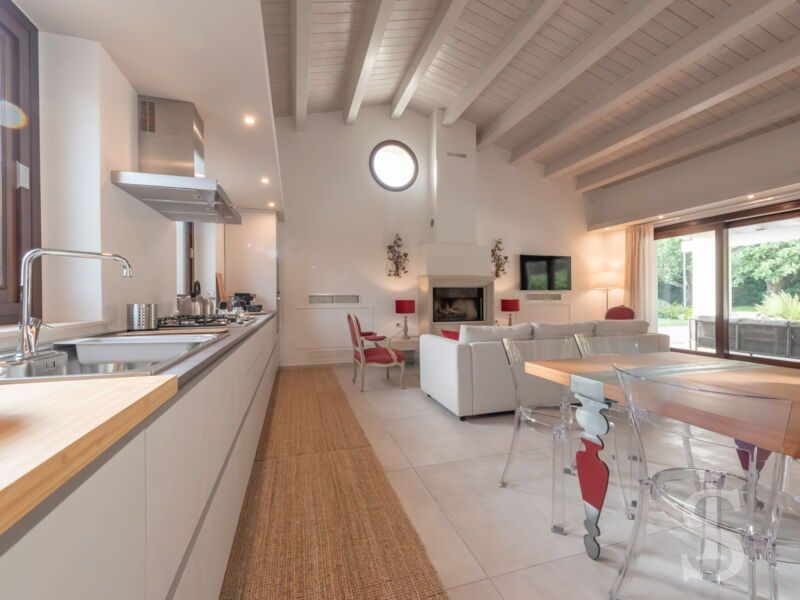 villa-angelina-kuechenzeile-seitliche-ansicht-zum-ess-und-wohnzimmer.jpg