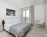 villa-anna-modernes-helles-schlafzimmer.jpg