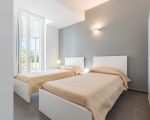 villa-anthea-weisse-betten-im-schlafzimmer.jpg