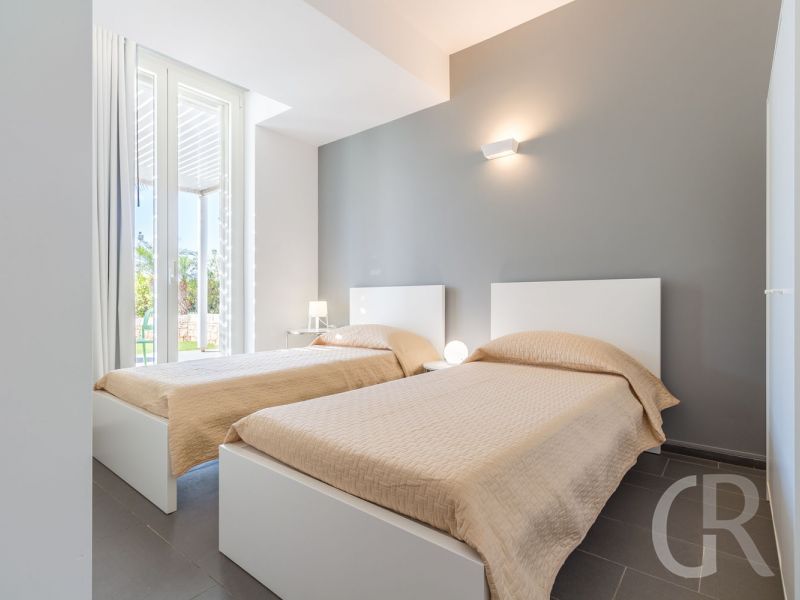 villa-anthea-weisse-betten-im-schlafzimmer.jpg