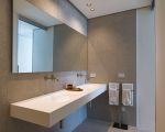 villa-bedda-matri-bad-mit-waschbecken-und-spiegel.jpg