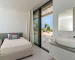 villa-calypso-blick-seitlich-auf-waschbecken-und-terrassenausgang-schlafzimmer-4.jpg