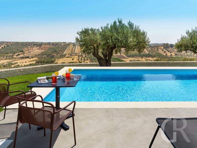 villa-colle-verde-pool-mit-blick-in-die-umgebung.jpg
