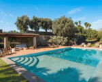 villa-continella-pool-und-liegeflaeche-aussendusche.jpg