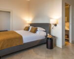 villa-continella-schlafzimmer-und-blick-zum-badezimmer.jpg