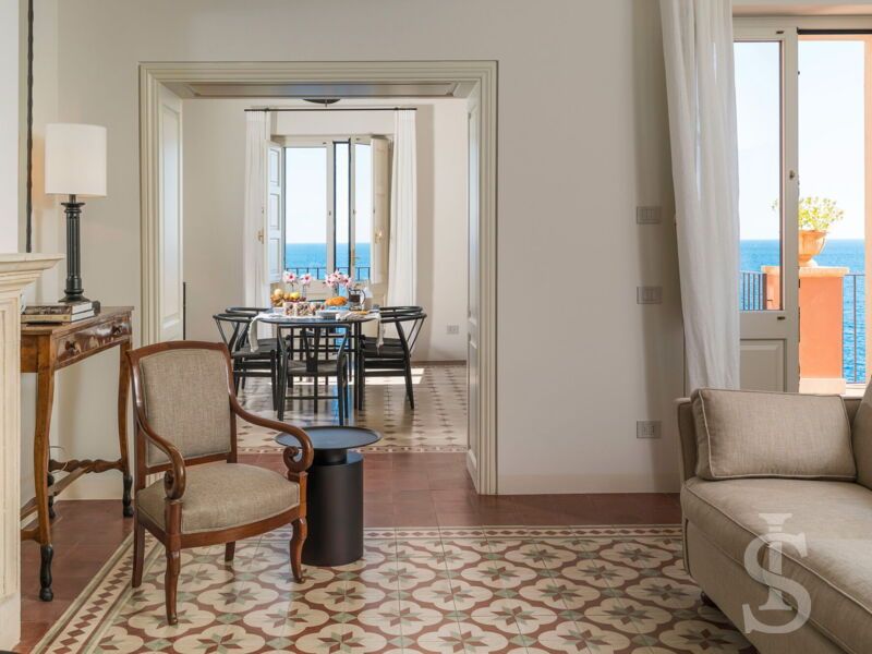 villa-continella-wohnbereich-2-mit-esszimmer-und-blick-zum-meer.jpg