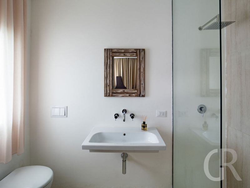 villa-contrada-dusche-und-waschbecken.jpg