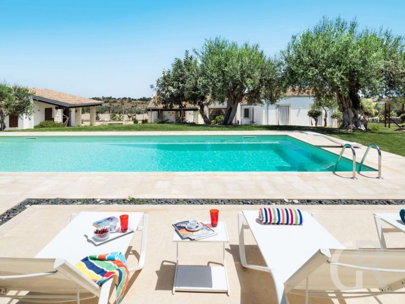villa-corte-moscata-pool.jpg