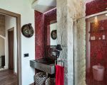 villa-corte-moscata-rotes-bad.jpg