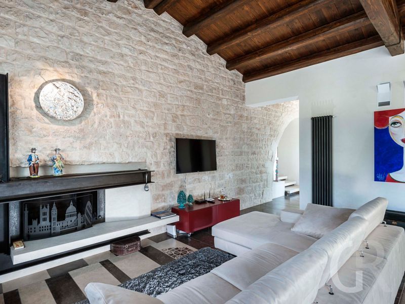 villa-corte-moscata-wohnbereich-mit-kamin.jpg