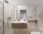 villa-del-mito-bad-mit-spiegelschrank.jpg