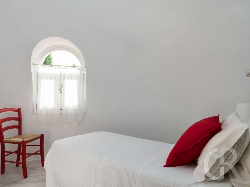 villa-del-mito-weisses-schlafzimmer.jpg