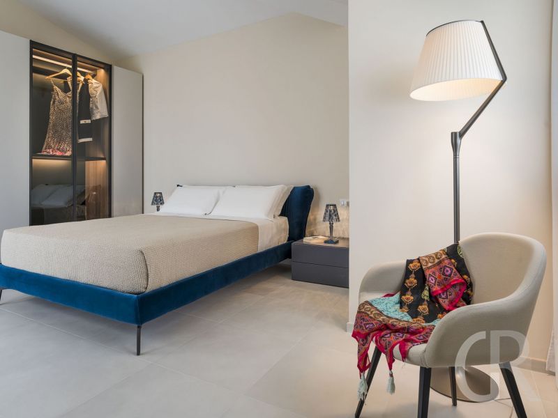 villa-diletta-kleiderschrank-und-doppelbett.jpg