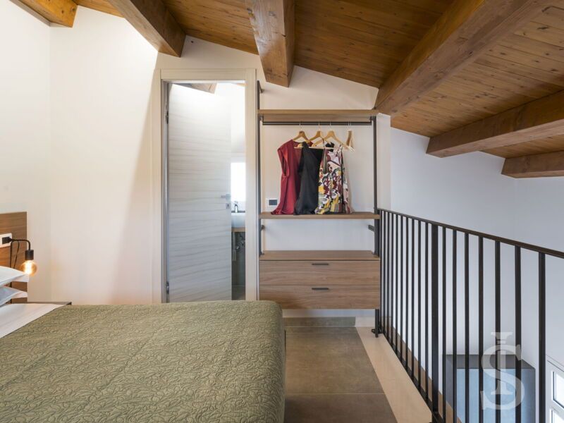 villa-dimora-bufalefi-schlafzimmer-auf-der-galerie-mit-angrenzendem-bad.jpg