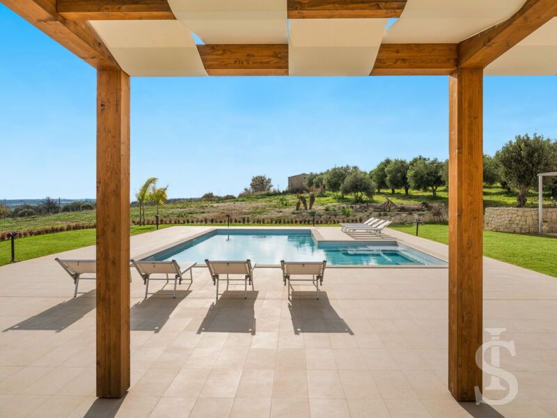 villa-dimora-bufalefi-terasse-und-liegeflaeche-am-pool.jpg