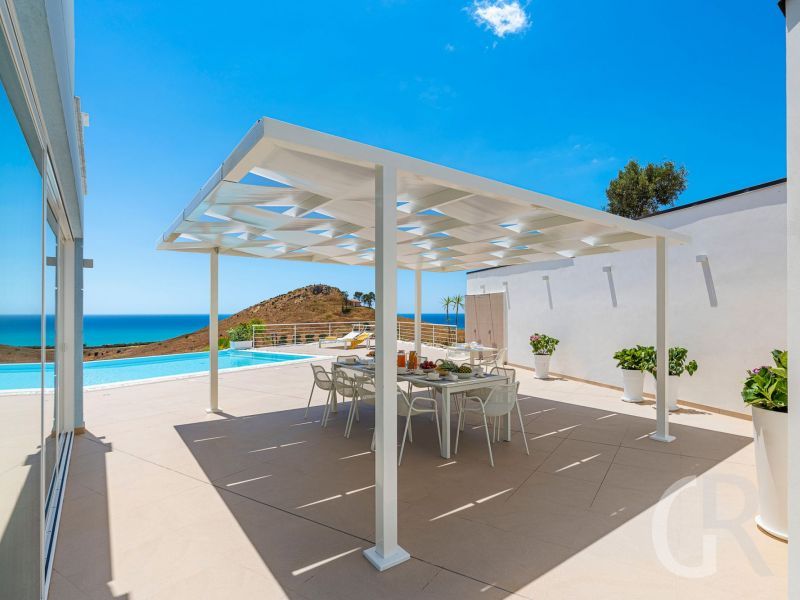 villa-domizia-ueberdachte-terrasse.jpg