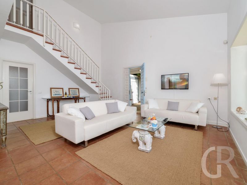 villa-elettra-sofa-mit-treppenaufgang.jpg