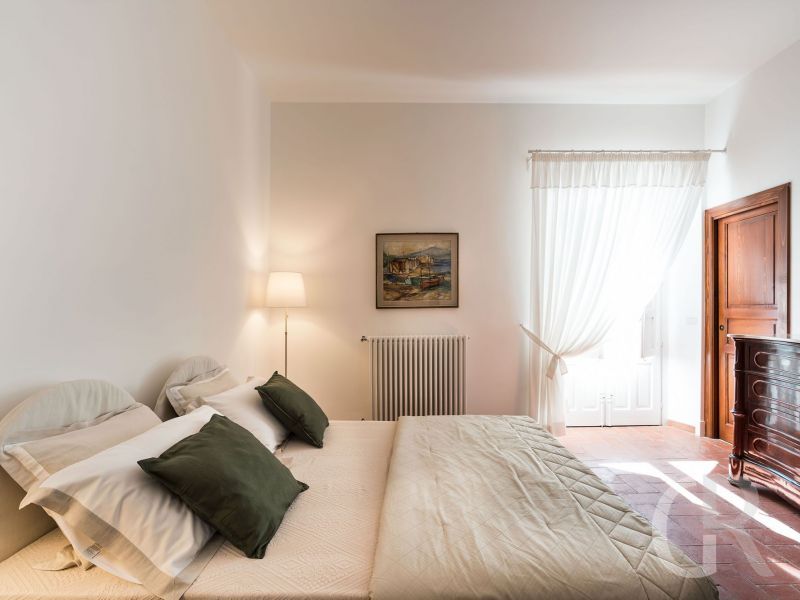villa-etna-retreat-grosses-bett.jpg