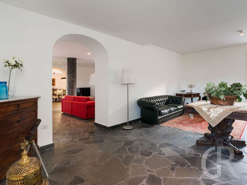 villa-etna-retreat-wohnzimmer-mit-sofa.jpg