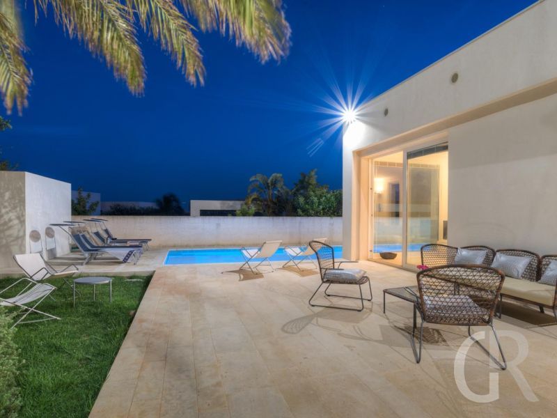 villa-federica-terrasse-am-pool-am-abend.jpg
