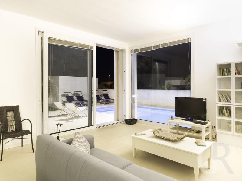 villa-federica-wohnzimmer-mit-sofa-und-tv.jpg