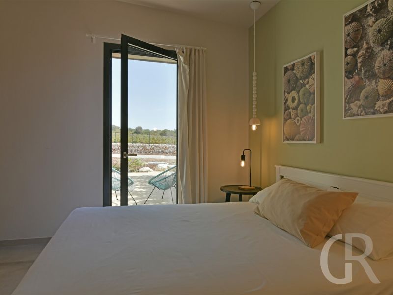 villa-fedra-schlafzimmer-mit-blick-nach-draussen.jpg
