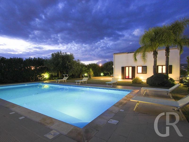 villa-flora-am-abend.jpg