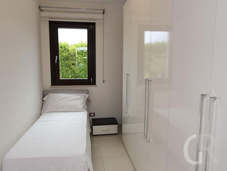 villa-flora-einzelzimmer-mit-kleiderschrank.jpg