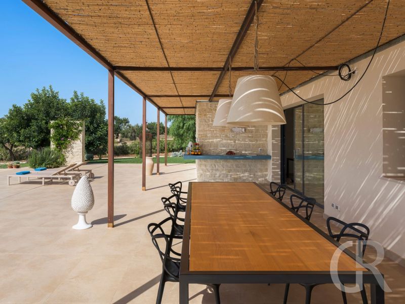 villa-gelso-bianco-terrasse-mit-tisch.jpg