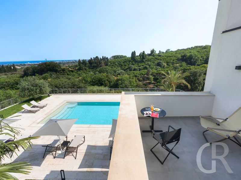 villa-gianos-pool-und-balkon.jpg