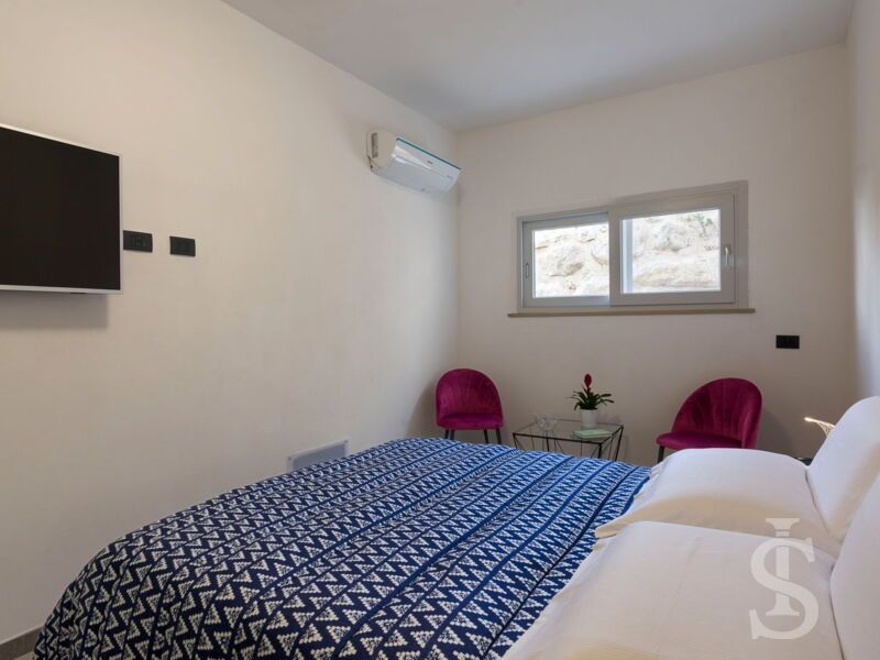 villa-giglio-di-mare-blaues-bett-im-schlafbereich.jpg