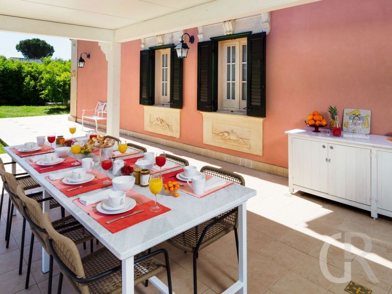 villa-gira-sole-esstisch-auf-der-terrasse.jpg