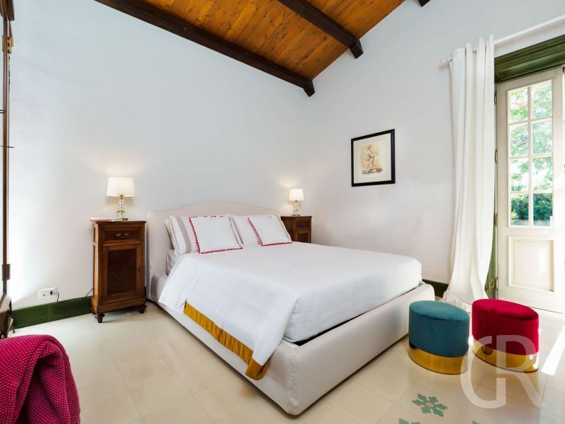 villa-gira-sole-grosser-heller-schlafraum.jpg