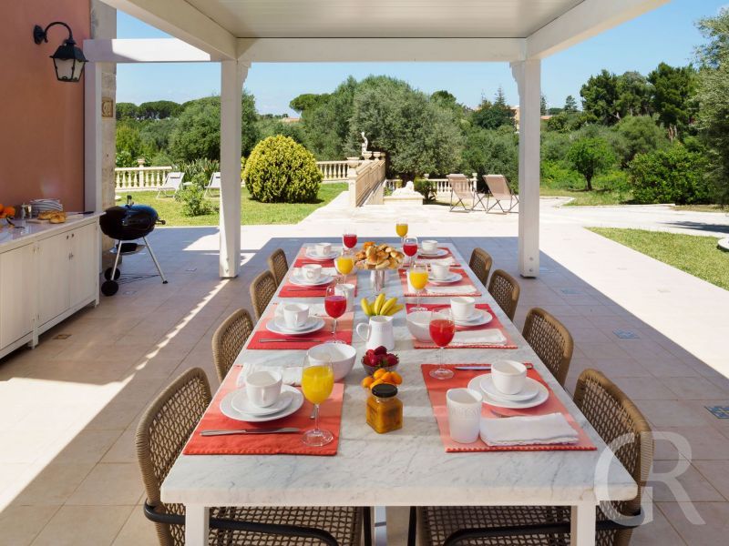 villa-gira-sole-grosser-tisch-auf-der-terrasse.jpg