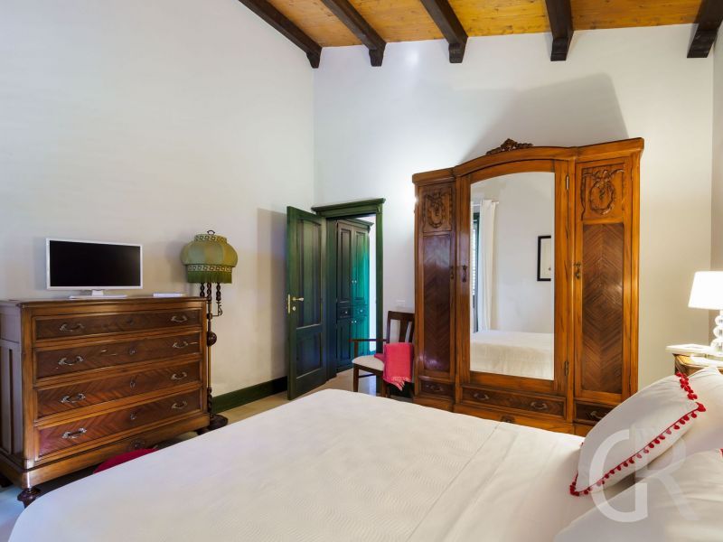 villa-gira-sole-schlafzimmer-mit-kommode.jpg